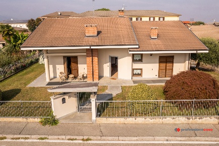 Foto Villa unifamiliare a Campiglione Fenile Campiglione di 380 m²
