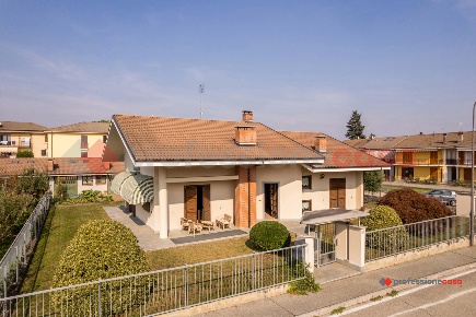 Foto Villa unifamiliare a Cavour di 380 m² con 11 locali in vendita