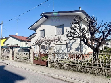 Foto Casa indipendente a Staranzano Centro di 190 m² con 4 locali