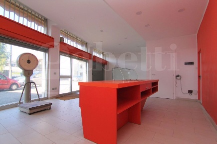 Foto Negozio in Via Rossini 36, Busto Arsizio San Michele di 162 m²