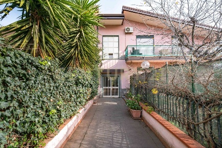 Foto Appartamento in Via delle Ginestre s.n.c, Pedara Centro di 140 m²