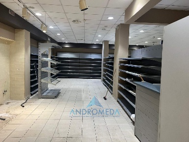 Foto Locale commerciale a Aversa di 350 m² con 4 locali in vendita