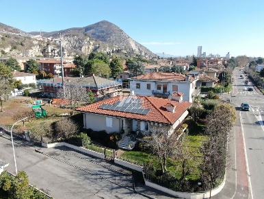 Foto Villa unifamiliare in Via Vittorio Veneto 8, Rezzato di 450 m²