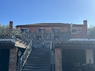 Foto Villa unifamiliare a Misterbianco Centro di 635 m² con 15 locali