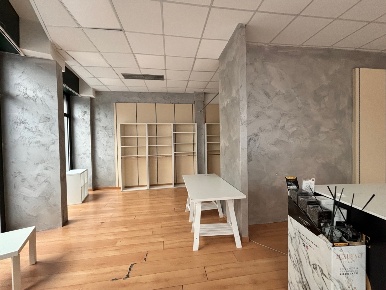 Foto Locale commerciale in Via John Fitzgerald Kennedy 1, Centro di 100 m²