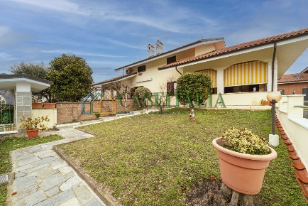 Foto Casa indipendente in Strada Bucet 26, Rosta di 350 m² con 11 locali