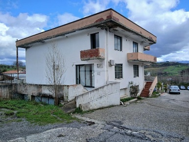 Foto Negozio in Via Motta, Castrolibero di 244 m² con 6 locali in affitto