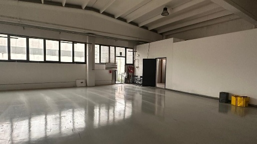 Foto Capannone industriale a Caronno Pertusella di 1000 m² in vendita