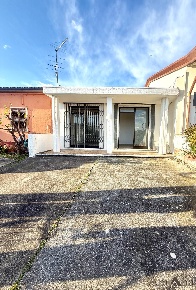 Foto Locale commerciale a Massa Romagnano di 65 m² con 2 locali in vendita