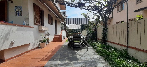 Foto Case semi ndipendenti a Camaiore Camaiore Paese di 180 m² con 7 locali