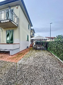 Foto Villa a schiera a Camaiore Lido di Camaiore di 130 m² con 7 locali