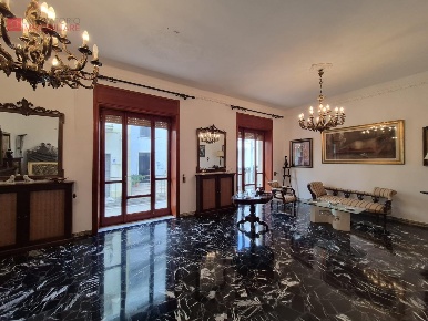 Foto Casa indipendente a Salice Salentino di 453 m² con 10 locali