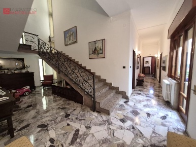 Foto Casa indipendente a Salice Salentino di 453 m² con 10 locali