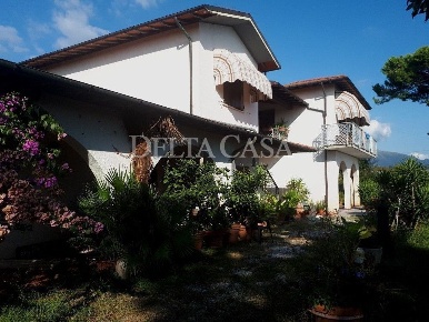 Foto Villa unifamiliare a Pietrasanta di 200 m² con 10 locali in vendita