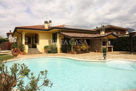 Foto Villa unifamiliare a Camaiore Capezzano Pianore di 240 m² in vendita