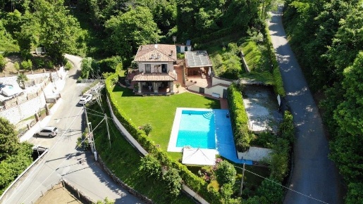 Foto Villa unifamiliare a Camaiore Camaiore Paese di 225 m² con 9 locali