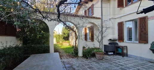Foto Villa unifamiliare a Pietrasanta di 190 m² con 9 locali in vendita