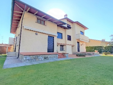 Foto Villa unifamiliare a Pietrasanta di 260 m² con 15 locali in vendita