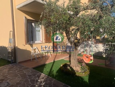 Foto Villa a schiera a Massa e Cozzile Massa di 96 m² con 6 locali