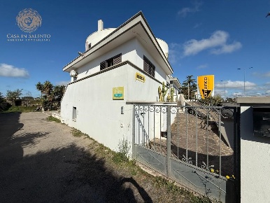 Foto Villa unifamiliare a Tricase Centro di 453 m² con 10 locali in vendita