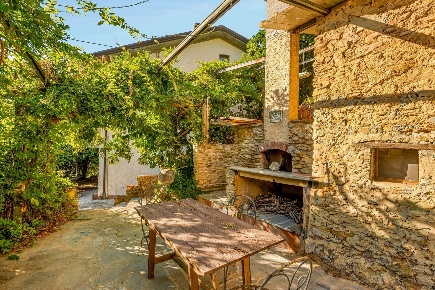 Foto Villa unifamiliare a Seravezza Centro di 246 m² con 19 locali