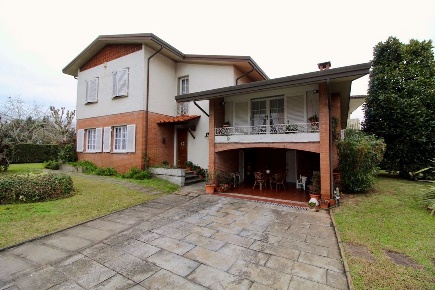 Foto Villa unifamiliare a Pietrasanta di 290 m² con 13 locali in vendita