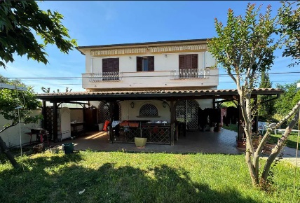 Foto Villa bifamiliare a Rosignano Marittimo Vada di 180 m² con 7 locali