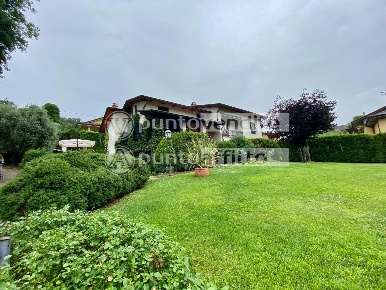 Foto Villa unifamiliare a Lucca Pieve Santo Stefano di 460 m² con 8 locali