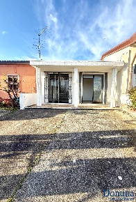 Foto Locale commerciale a Massa Romagnano di 65 m² con 2 locali in vendita