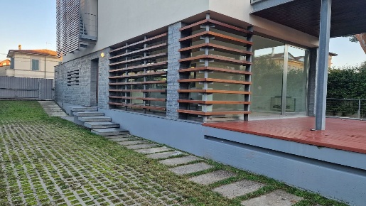 Foto Villa unifamiliare a Camaiore Lido di Camaiore di 270 m² con 8 locali