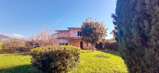 Foto Villa unifamiliare a Camaiore Lido di Camaiore di 300 m² con 8 locali