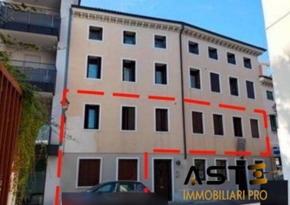 Foto Appartamento in Via Santa Maria Maddalena, Thiene Centro di 184 m²