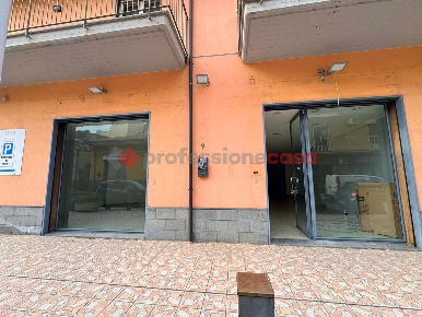 Foto Negozio in Via Roma 9 B, Motta Sant'Anastasia di 120 m² con 2 locali