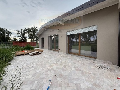 Foto Villa bifamiliare a Comazzo Centro di 142 m² con 4 locali in vendita