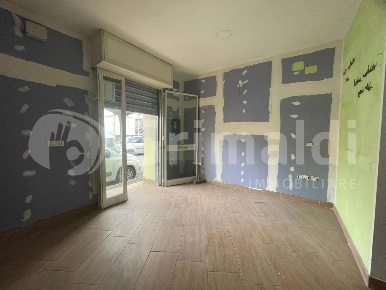 Foto Negozio in Via ENRICO DE NICOLA 79, Quarto di 25 m² con 1 locali