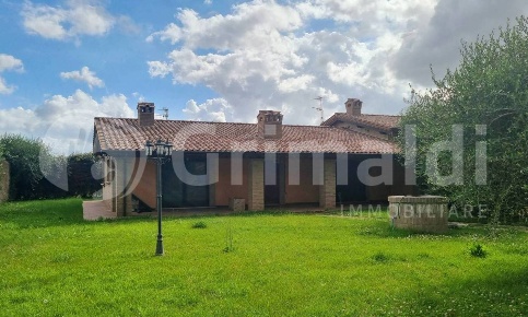 Foto Casa indipendente in Via Cesare Guasti 1, Assisi di 300 m² in vendita