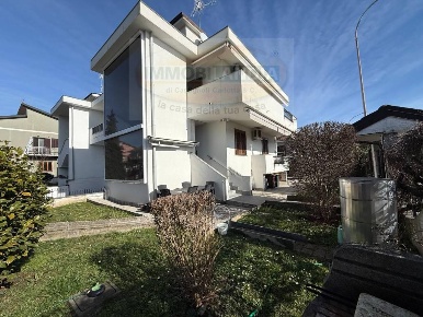 Foto Villa a schiera a Mediglia Mombretto di 200 m² con 6 locali in vendita