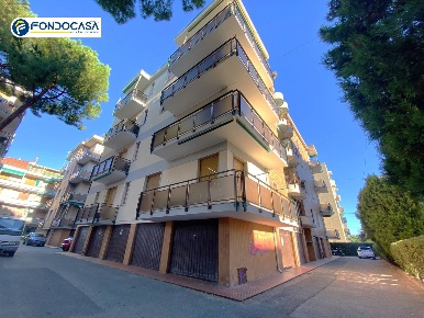 Foto Posti auto in Via Amalfi, Loano Centro di 15 m² con 1 locali