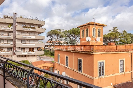 Foto Appartamento in Via Capena, Roma Tomba di Nerone di 110 m² in vendita