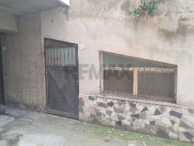 Foto Magazzino in via Montebianco 13, Letojanni di 28 m² con 1 locali