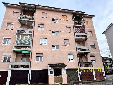 Foto Appartamento in Via Garzarolli, Gorizia Centro di 107 m² con 5 locali