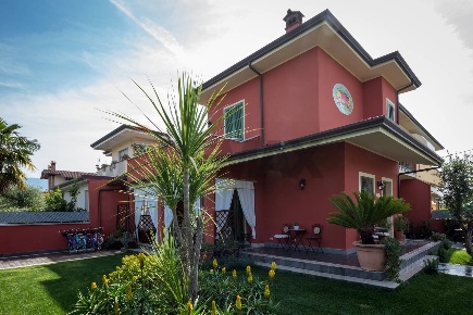 Foto Case semi ndipendenti in via dei frutteti 1, Camaiore di 170 m²