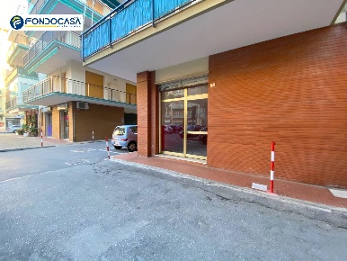 Foto Magazzino in Piazza Assereto 9, Loano Centro di 25 m² con 1 locali