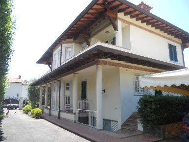 Foto Villa unifamiliare a Forte dei Marmi Centro di 560 m² con 8 locali