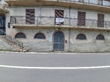 Foto Locale commerciale in Corso Vittorio Emanuele II 13, Cosenza di 102 m²