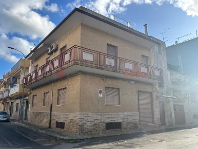 Foto Appartamento in Via Grandi 22, Grottaglie di 120 m² con 4 locali