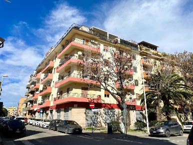 Foto Appartamento in Via Cornalias 27, Cagliari Is Mirrionis di 80 m²