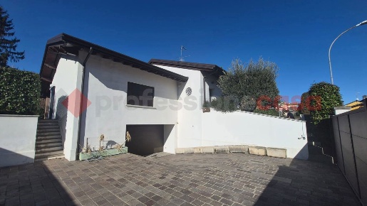Foto Villa singola in Via sant'antonio 75, Parabiago Centro di 320 m²