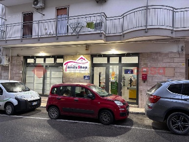 Foto Negozio in Via della scaletta 19, Crispiano di 440 m² con 1 locali