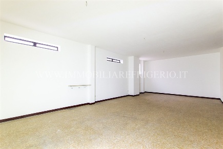 Foto Negozio in via Paolo Vitalba, Calolziocorte Centro di 100 m²